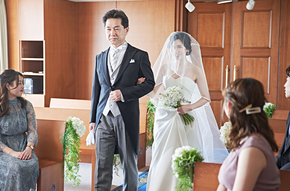 入場は大切な人と腕を組んで一歩ずつ。挙式だけでもみんなの心に残る結婚式