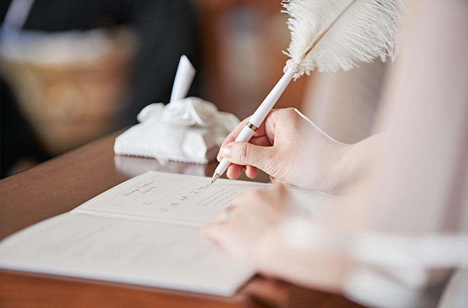 結婚証明書へのサイン。挙式の中でも多様なイベントを組み込めます