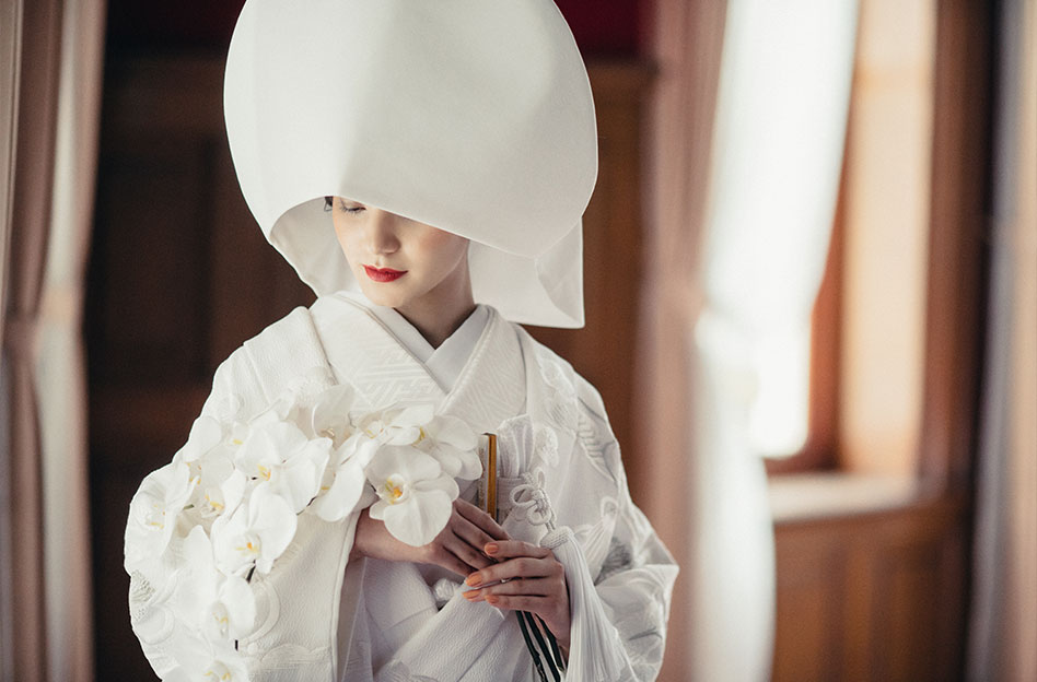 13:30 和装で前撮り撮影開始。施設内の神殿やガーデンなどでプロカメラマンが撮影。両家の集合写真の撮影もOK。